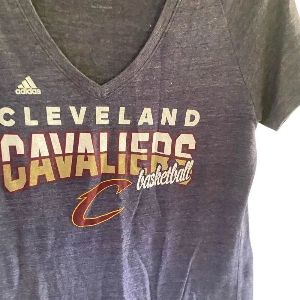 Adidas, Cleveland Cavaliers, basketball size extra large short sleeve V-neck